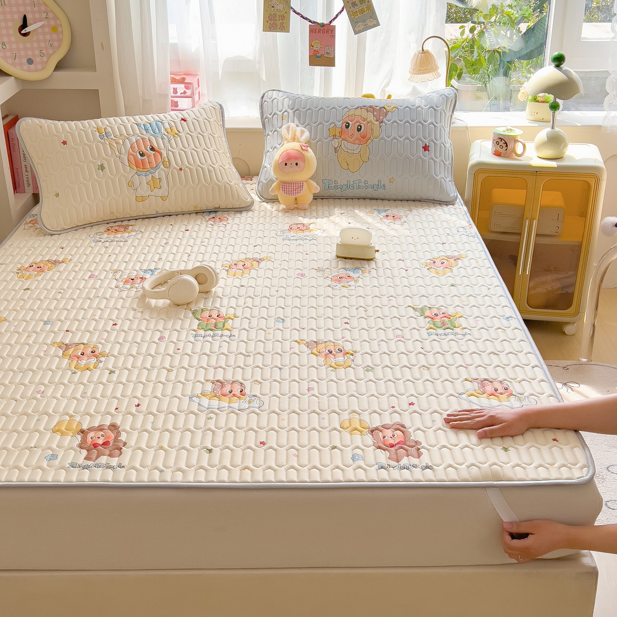 91家纺网 家纺一手货源 找家纺 摩妮卡 2026新款数码大版小清新乳胶凉席床席款三件套-场景二 可爱萌娃