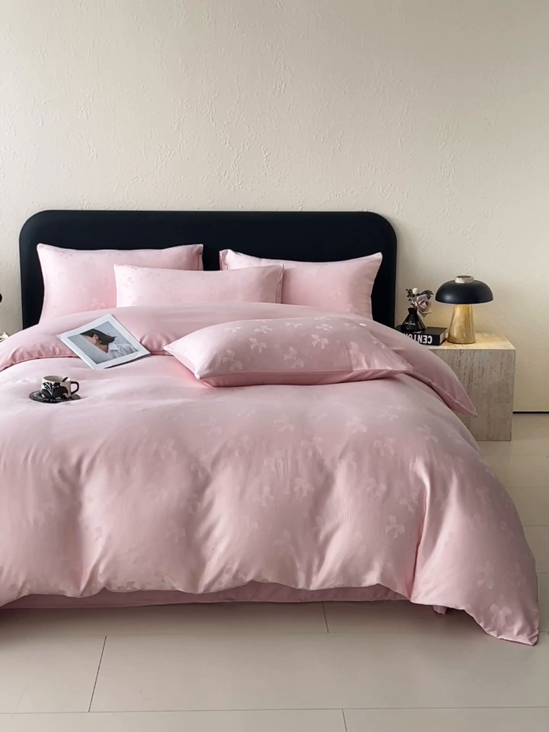 91家纺网 家纺一手货源 找家纺 大麦乐田 2026春夏新款贡缎提花纯色双拼四件套 领结 香粉玉