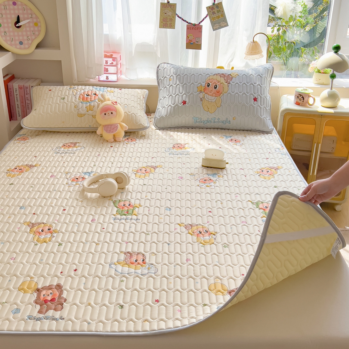 91家纺网 家纺一手货源 找家纺 摩妮卡 2026新款数码大版小清新乳胶凉席床席款三件套-场景二 可爱萌娃