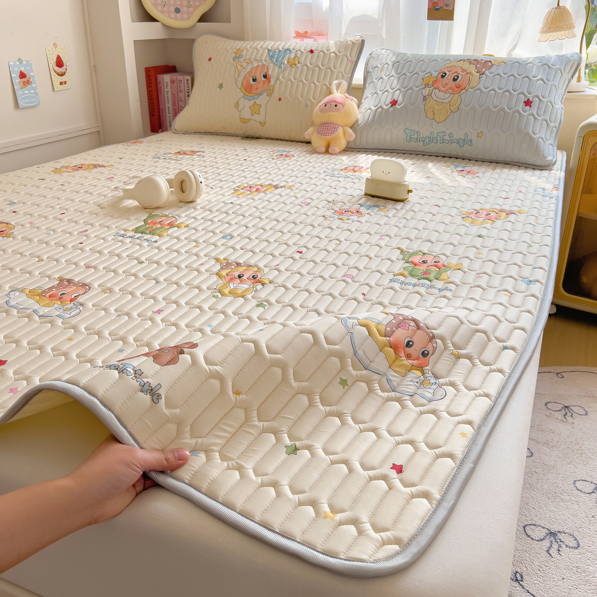 91家纺网 家纺一手货源 找家纺 摩妮卡 2026新款数码大版小清新乳胶凉席床席款三件套-场景二 可爱萌娃