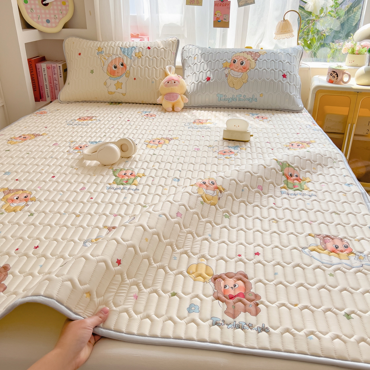 91家纺网 家纺一手货源 找家纺 摩妮卡 2026新款数码大版小清新乳胶凉席床席款三件套-场景二 可爱萌娃