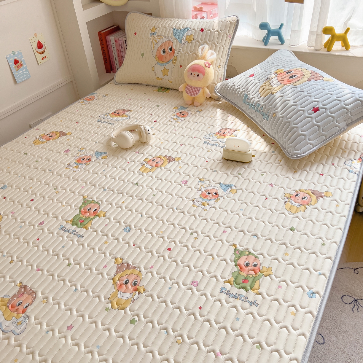 91家纺网 家纺一手货源 找家纺 摩妮卡 2026新款数码大版小清新乳胶凉席床席款三件套-场景二 可爱萌娃