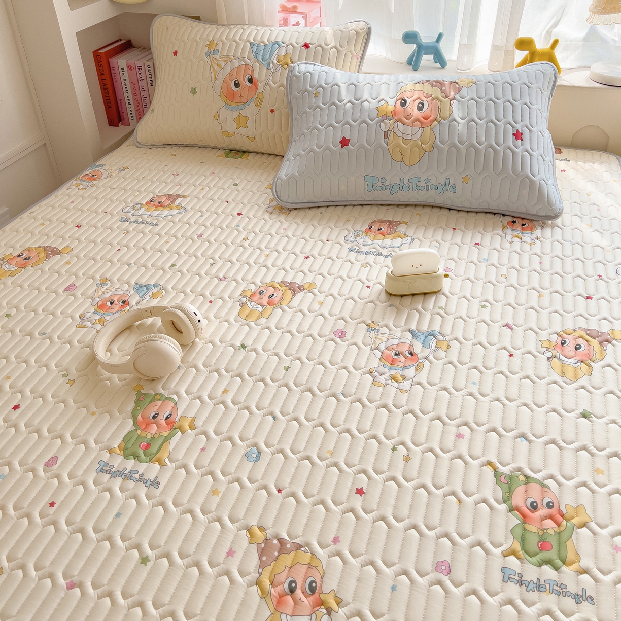 91家纺网 家纺一手货源 找家纺 摩妮卡 2026新款数码大版小清新乳胶凉席床席款三件套-场景二 可爱萌娃