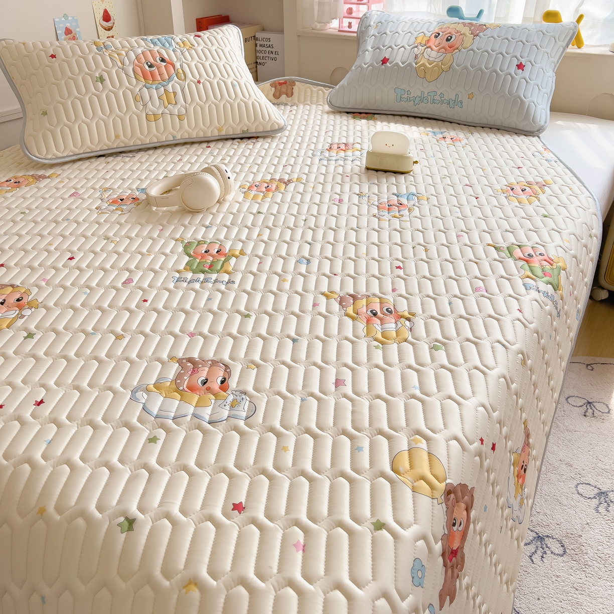 91家纺网 家纺一手货源 找家纺 摩妮卡 2026新款数码大版小清新乳胶凉席床席款三件套-场景二 可爱萌娃