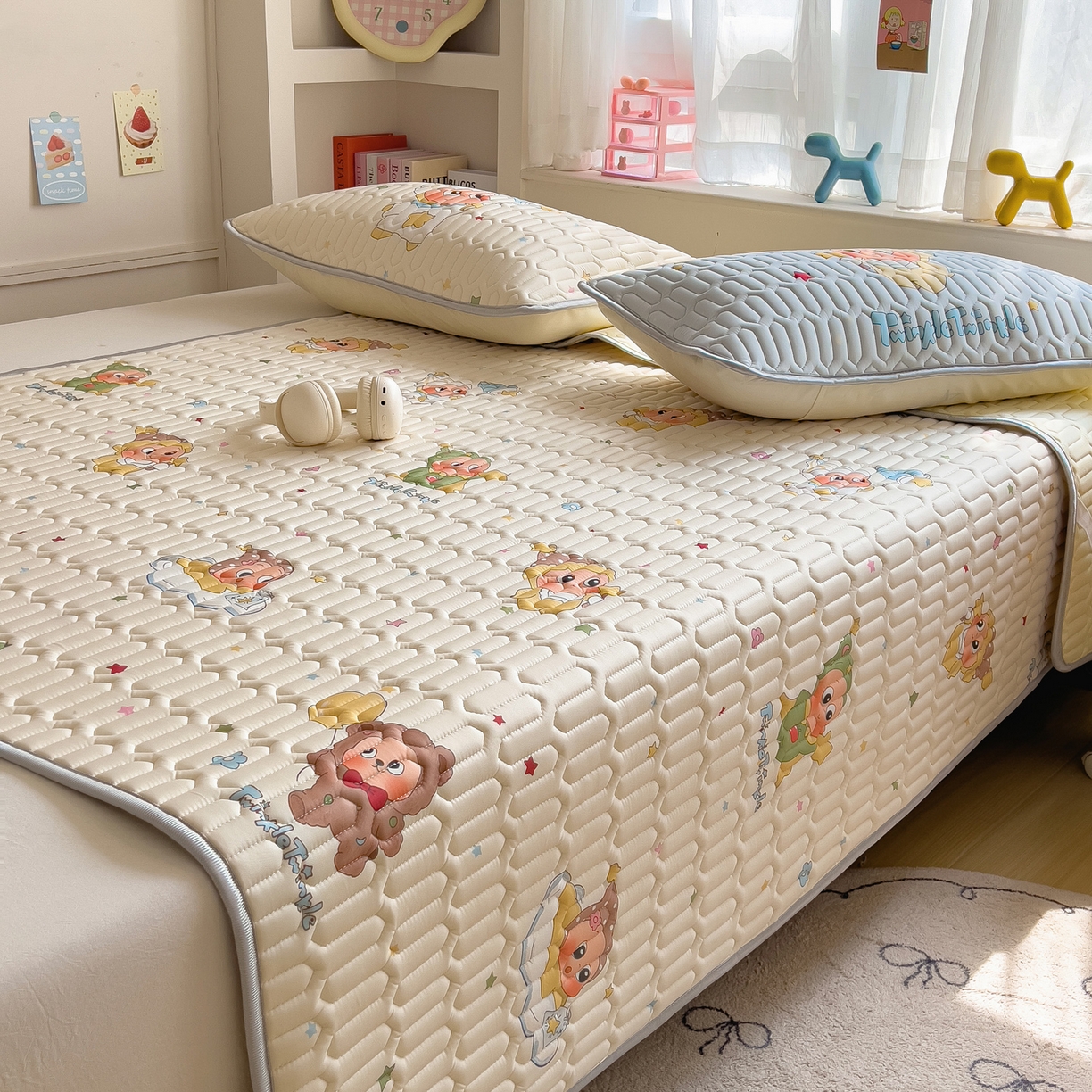 91家纺网 家纺一手货源 找家纺 摩妮卡 2026新款数码大版小清新乳胶凉席床席款三件套-场景二 可爱萌娃