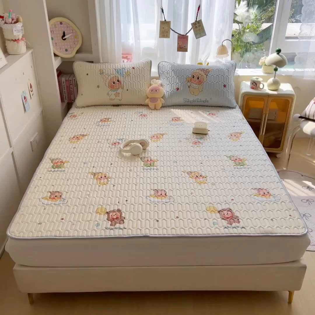 91家纺网 家纺一手货源 找家纺 摩妮卡 2026新款数码大版小清新乳胶凉席床席款三件套-场景二 可爱萌娃
