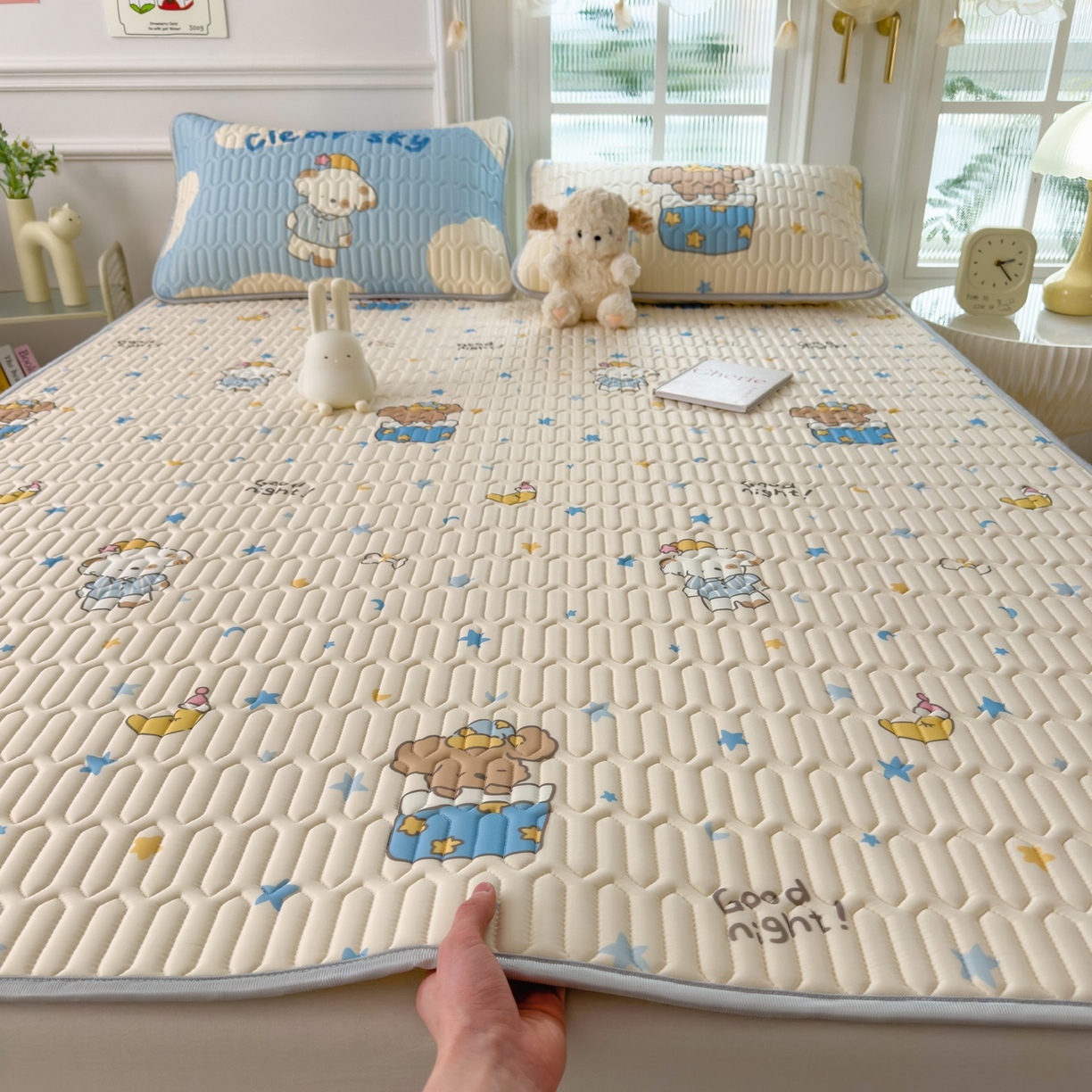 91家纺网 家纺一手货源 找家纺 摩妮卡 2026新款数码大版小清新乳胶凉席床席款三件套-场景二 蓝调小熊