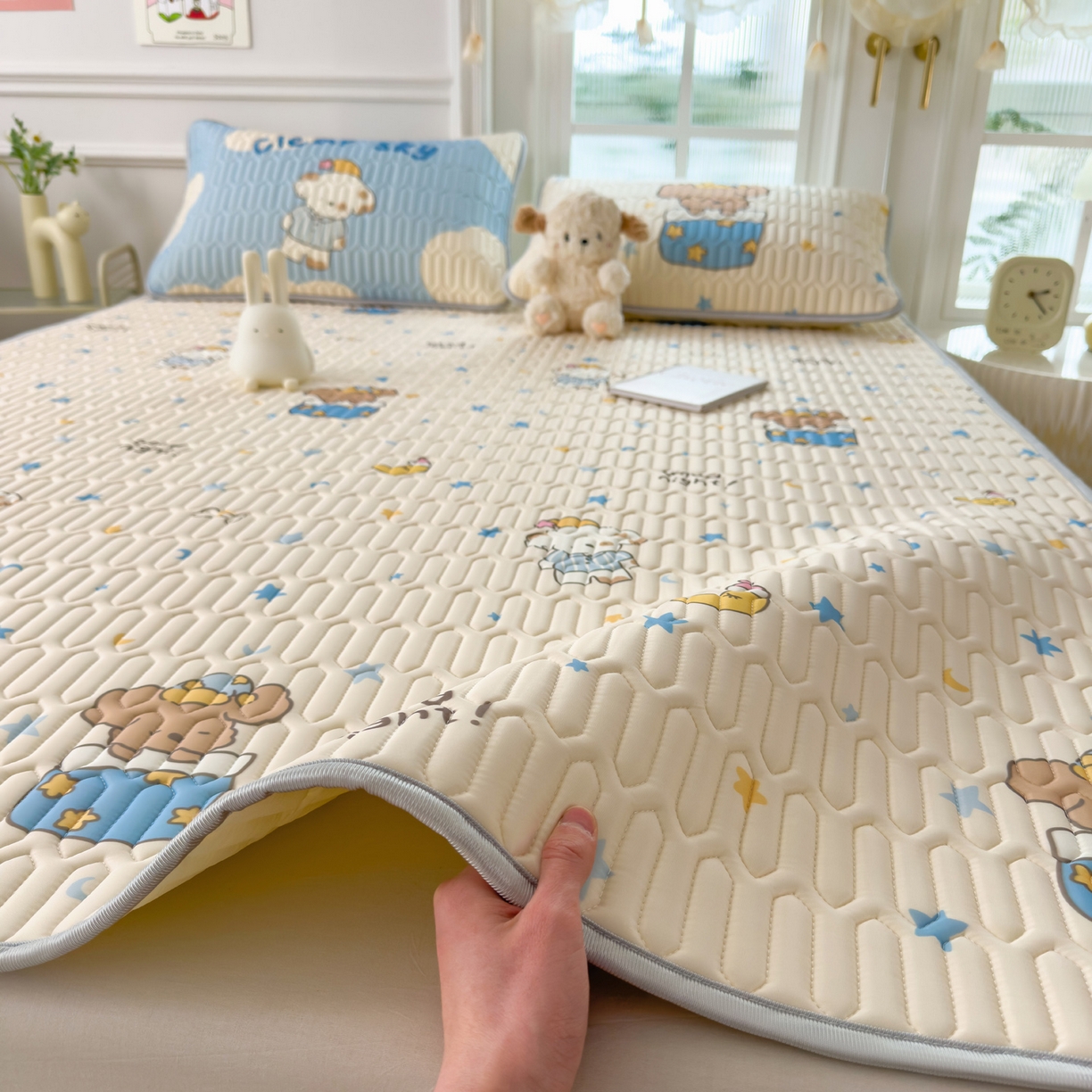 91家纺网 家纺一手货源 找家纺 摩妮卡 2026新款数码大版小清新乳胶凉席床席款三件套-场景二 蓝调小熊