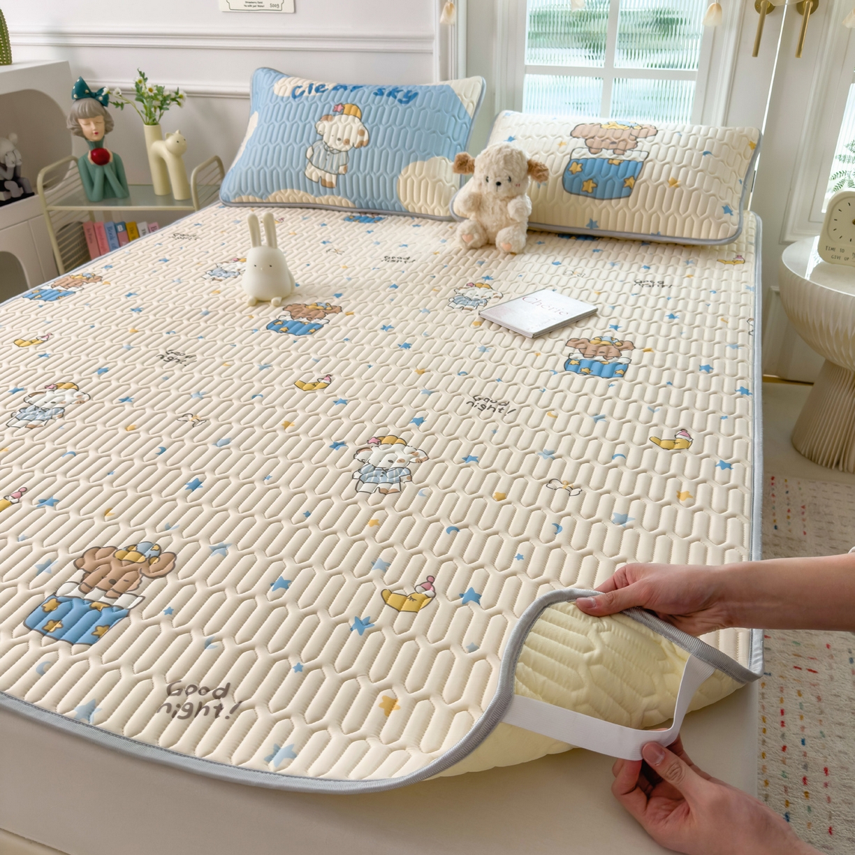 91家纺网 家纺一手货源 找家纺 摩妮卡 2026新款数码大版小清新乳胶凉席床席款三件套-场景二 蓝调小熊