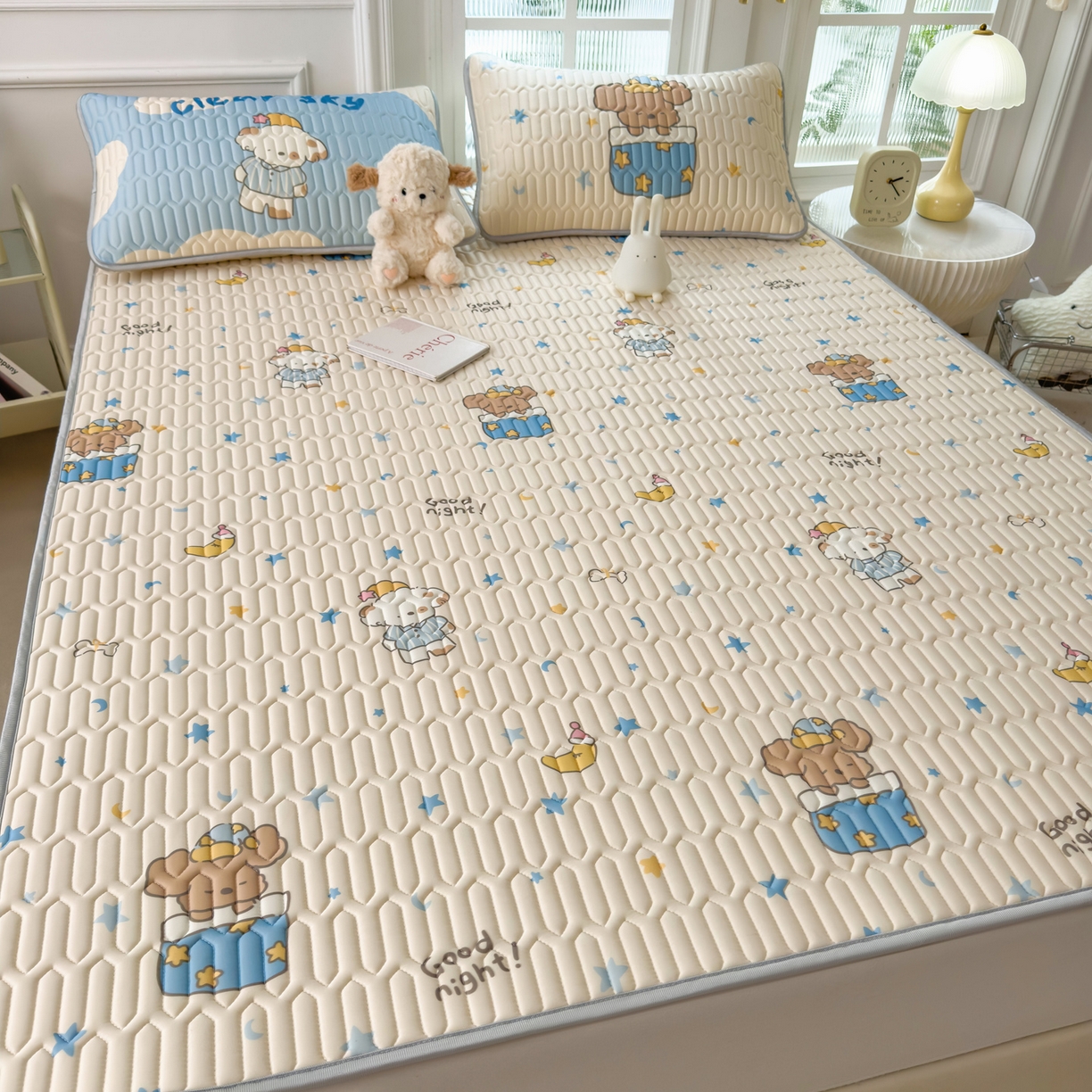 91家纺网 家纺一手货源 找家纺 摩妮卡 2026新款数码大版小清新乳胶凉席床席款三件套-场景二 蓝调小熊