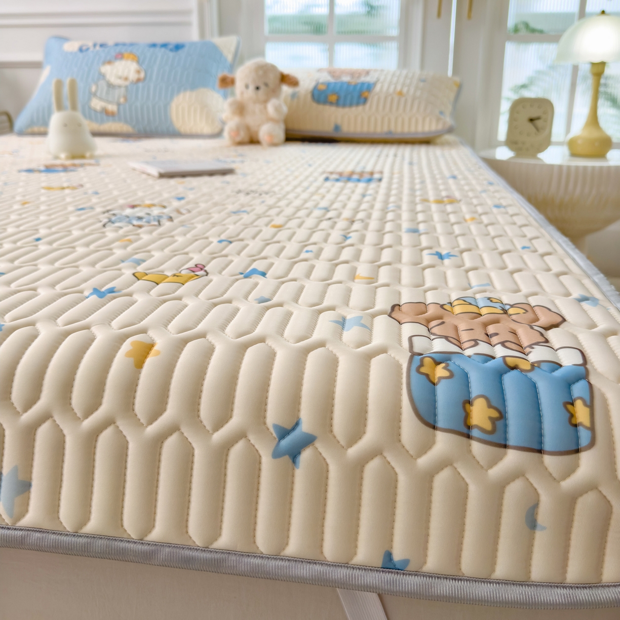 91家纺网 家纺一手货源 找家纺 摩妮卡 2026新款数码大版小清新乳胶凉席床席款三件套-场景二 蓝调小熊