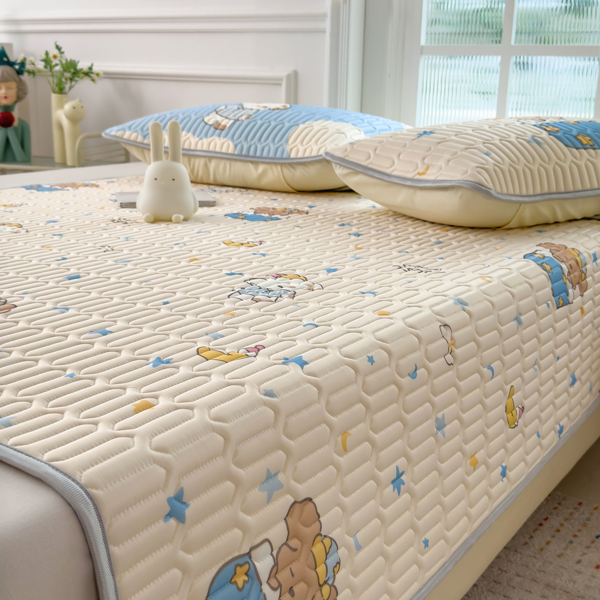 91家纺网 家纺一手货源 找家纺 摩妮卡 2026新款数码大版小清新乳胶凉席床席款三件套-场景二 蓝调小熊