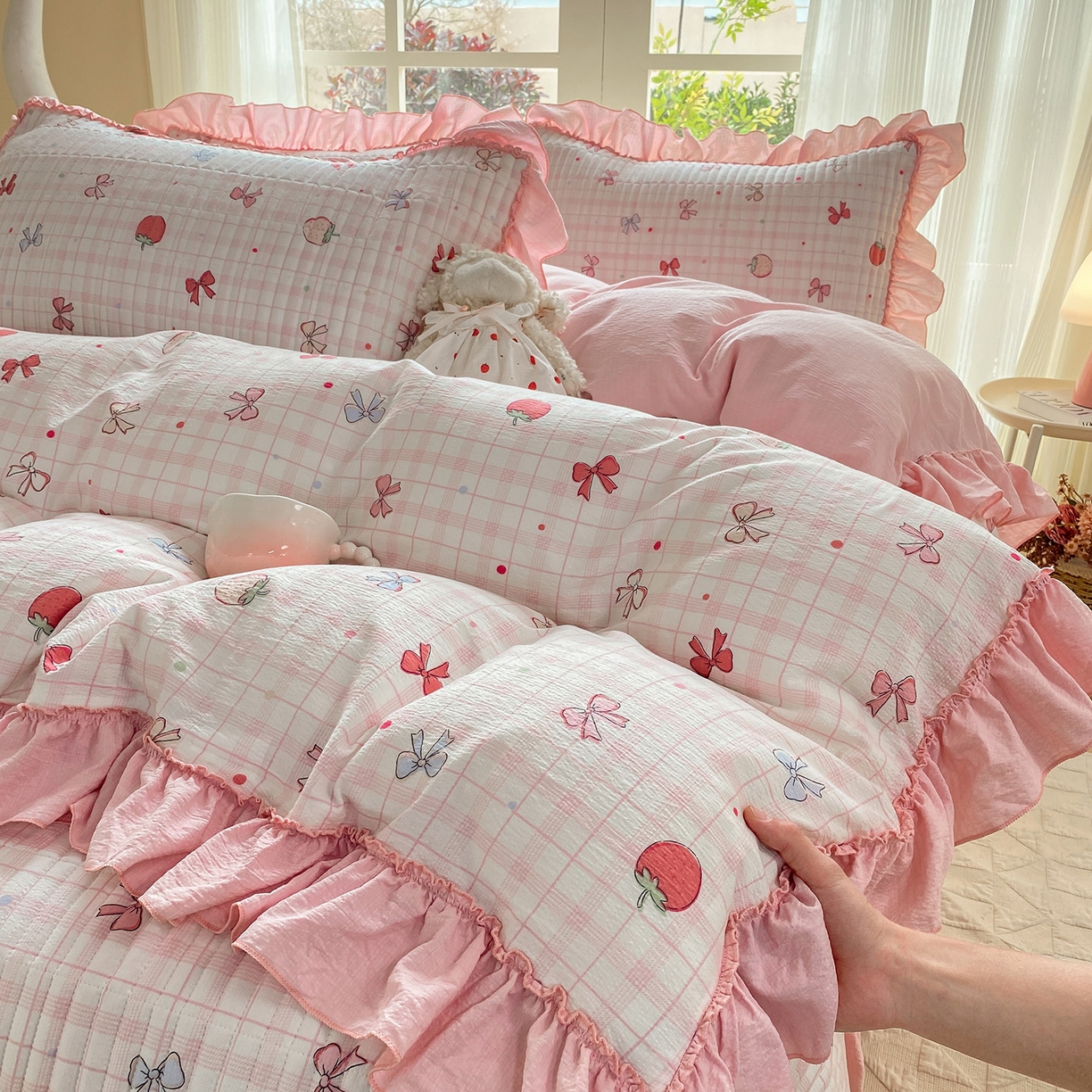 91家纺网 家纺一手货源 找家纺 眠势力 2026新款云感皱皱纱床盖四件套 草莓蝴蝶结