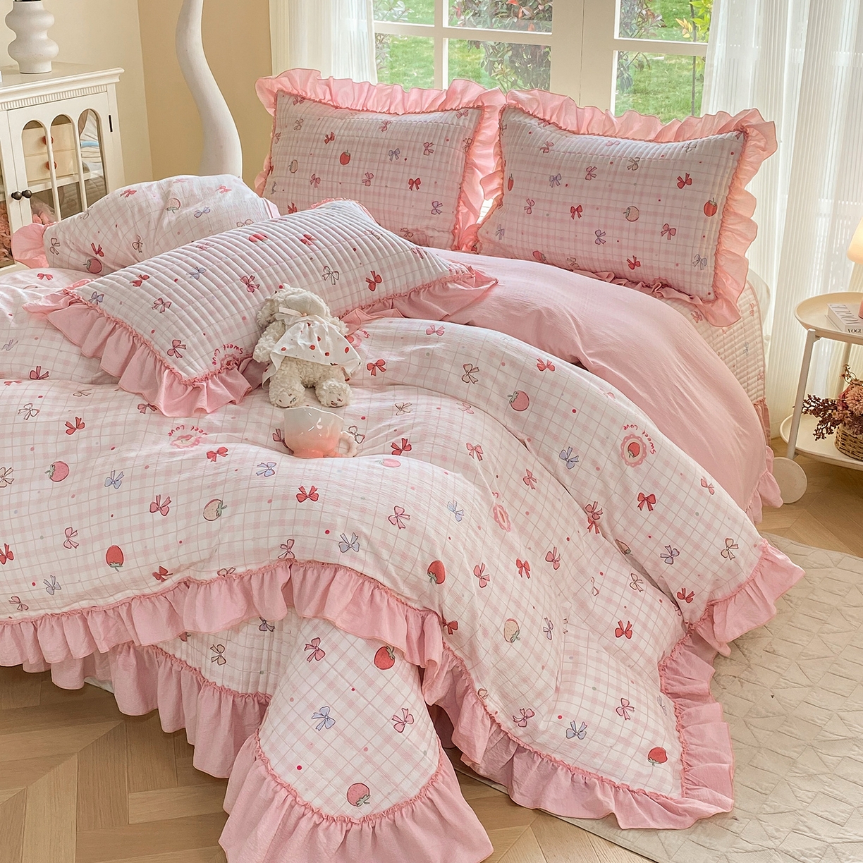 91家纺网 家纺一手货源 找家纺 眠势力 2026新款云感皱皱纱床盖四件套 草莓蝴蝶结