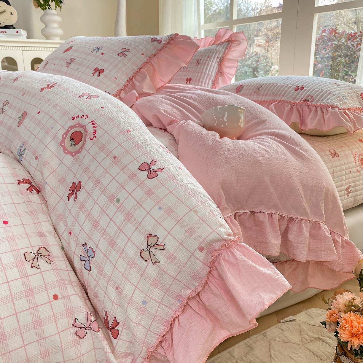 91家纺网 家纺一手货源 找家纺 眠势力 2026新款云感皱皱纱床盖四件套 草莓蝴蝶结