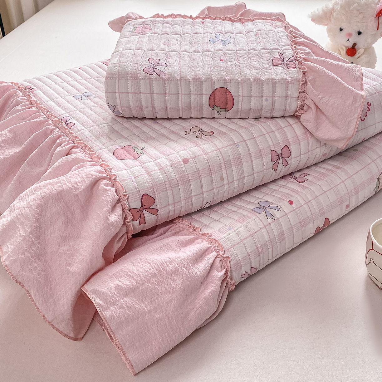 91家纺网 家纺一手货源 找家纺 眠势力 2026新款云感皱皱纱床盖四件套 草莓蝴蝶结