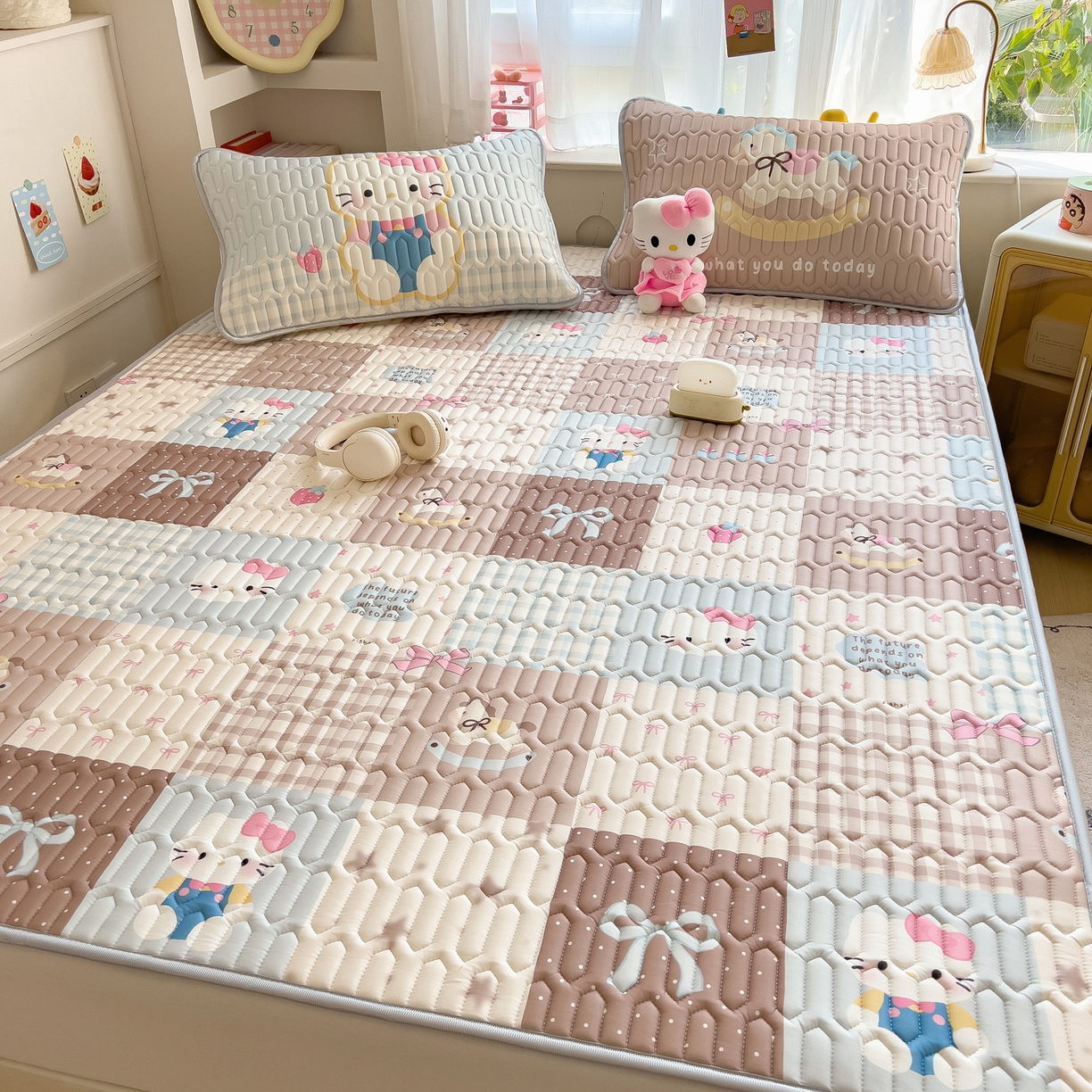 91家纺网 家纺一手货源 找家纺 摩妮卡 2026新款数码大版小清新乳胶凉席床席款三件套-场景二 盲盒小屋