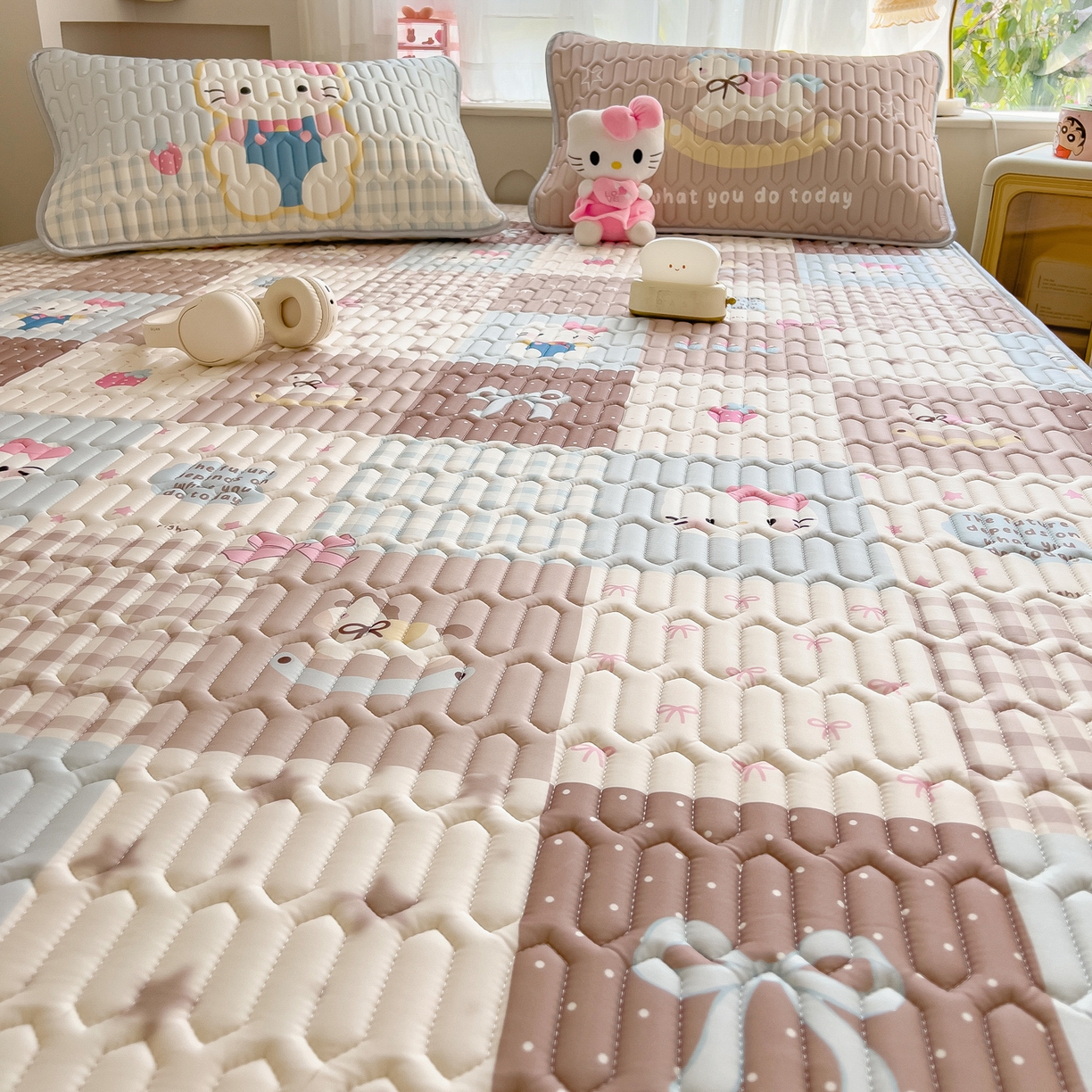 91家纺网 家纺一手货源 找家纺 摩妮卡 2026新款数码大版小清新乳胶凉席床席款三件套-场景二 盲盒小屋