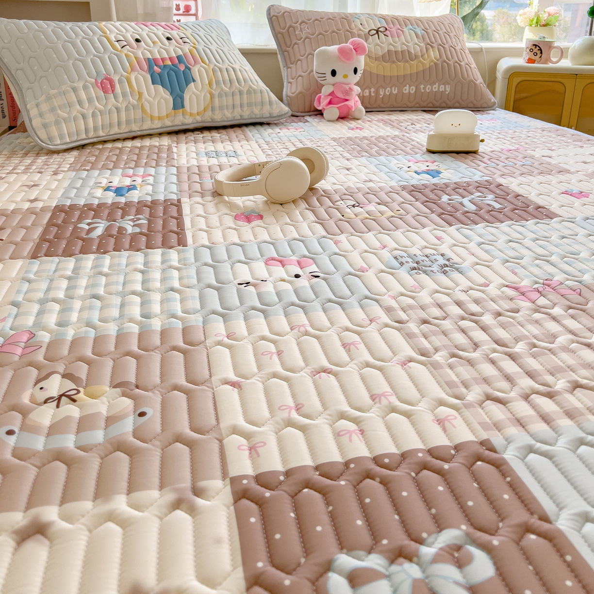 91家纺网 家纺一手货源 找家纺 摩妮卡 2026新款数码大版小清新乳胶凉席床席款三件套-场景二 盲盒小屋