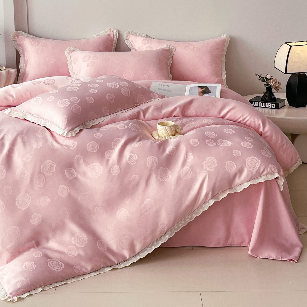 91家纺网 家纺一手货源 找家纺 （总）大麦乐田 2026春夏新款贡缎提花花边双拼四件套