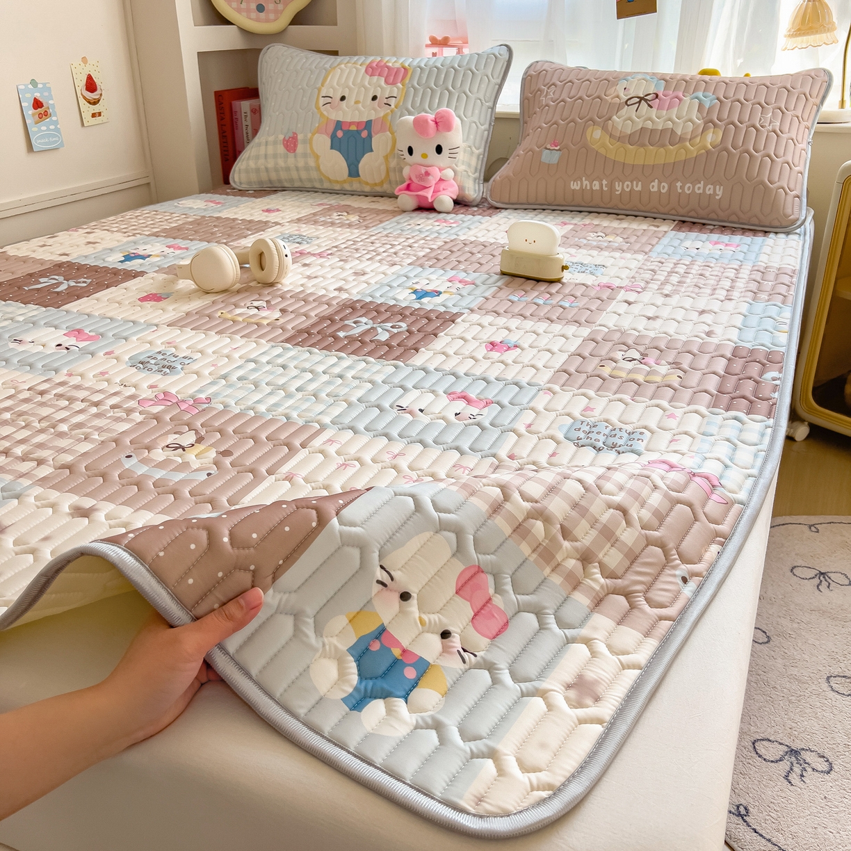 91家纺网 家纺一手货源 找家纺 摩妮卡 2026新款数码大版小清新乳胶凉席床席款三件套-场景二 盲盒小屋