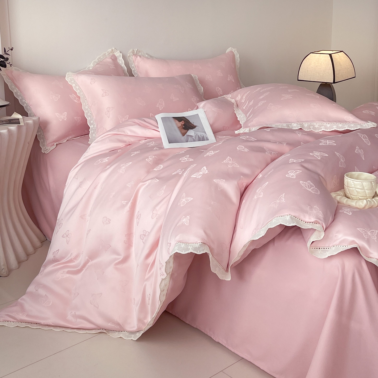 91家纺网 家纺一手货源 找家纺 大麦乐田 2026春夏新款贡缎提花花边双拼四件套 蝴蝶 香粉玉