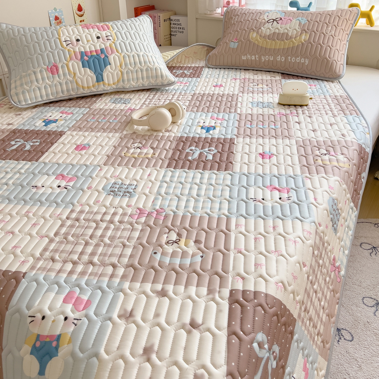 91家纺网 家纺一手货源 找家纺 摩妮卡 2026新款数码大版小清新乳胶凉席床席款三件套-场景二 盲盒小屋