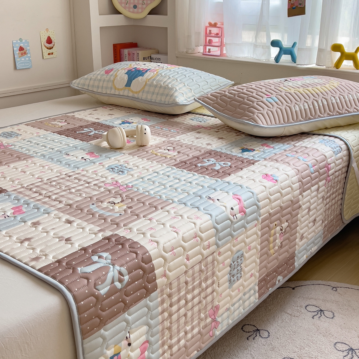 91家纺网 家纺一手货源 找家纺 摩妮卡 2026新款数码大版小清新乳胶凉席床席款三件套-场景二 盲盒小屋