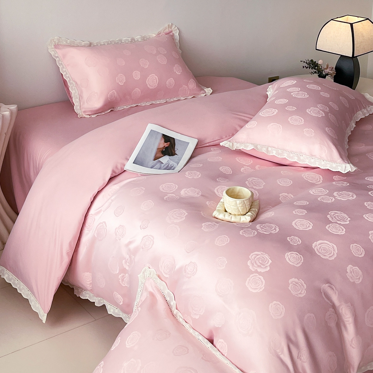 91家纺网 家纺一手货源 找家纺 （总）大麦乐田 2026春夏新款贡缎提花花边双拼四件套