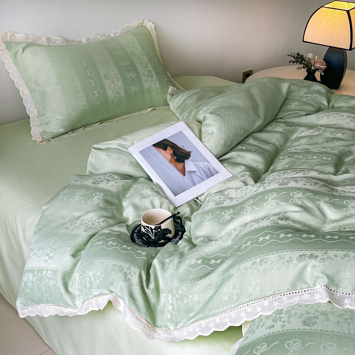 91家纺网 家纺一手货源 找家纺 大麦乐田 2026春夏新款贡缎提花花边双拼四件套 恬梦 奶油绿