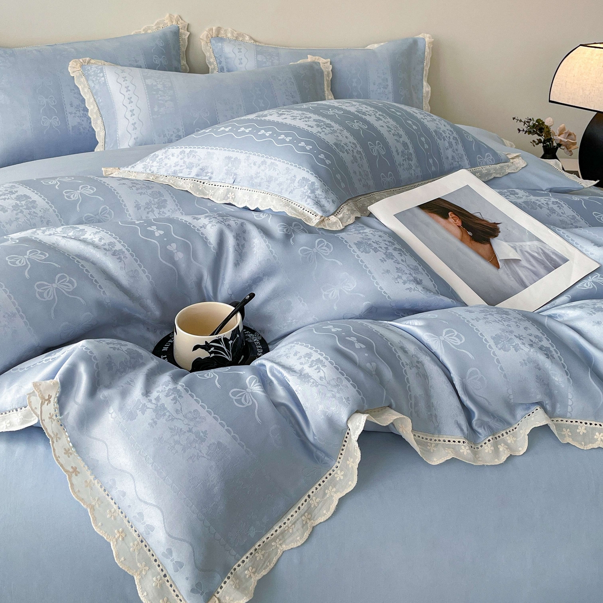 91家纺网 家纺一手货源 找家纺 大麦乐田 2026春夏新款贡缎提花花边双拼四件套 恬梦 山水兰