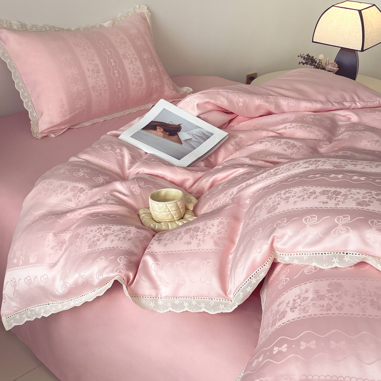 91家纺网 家纺一手货源 找家纺 大麦乐田 2026春夏新款贡缎提花花边双拼四件套 恬梦 香粉玉  