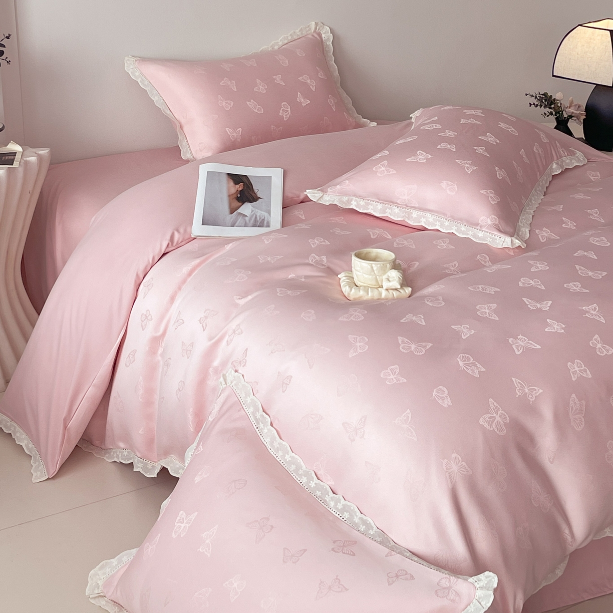 91家纺网 家纺一手货源 找家纺 大麦乐田 2026春夏新款贡缎提花花边双拼四件套 蝴蝶 香粉玉