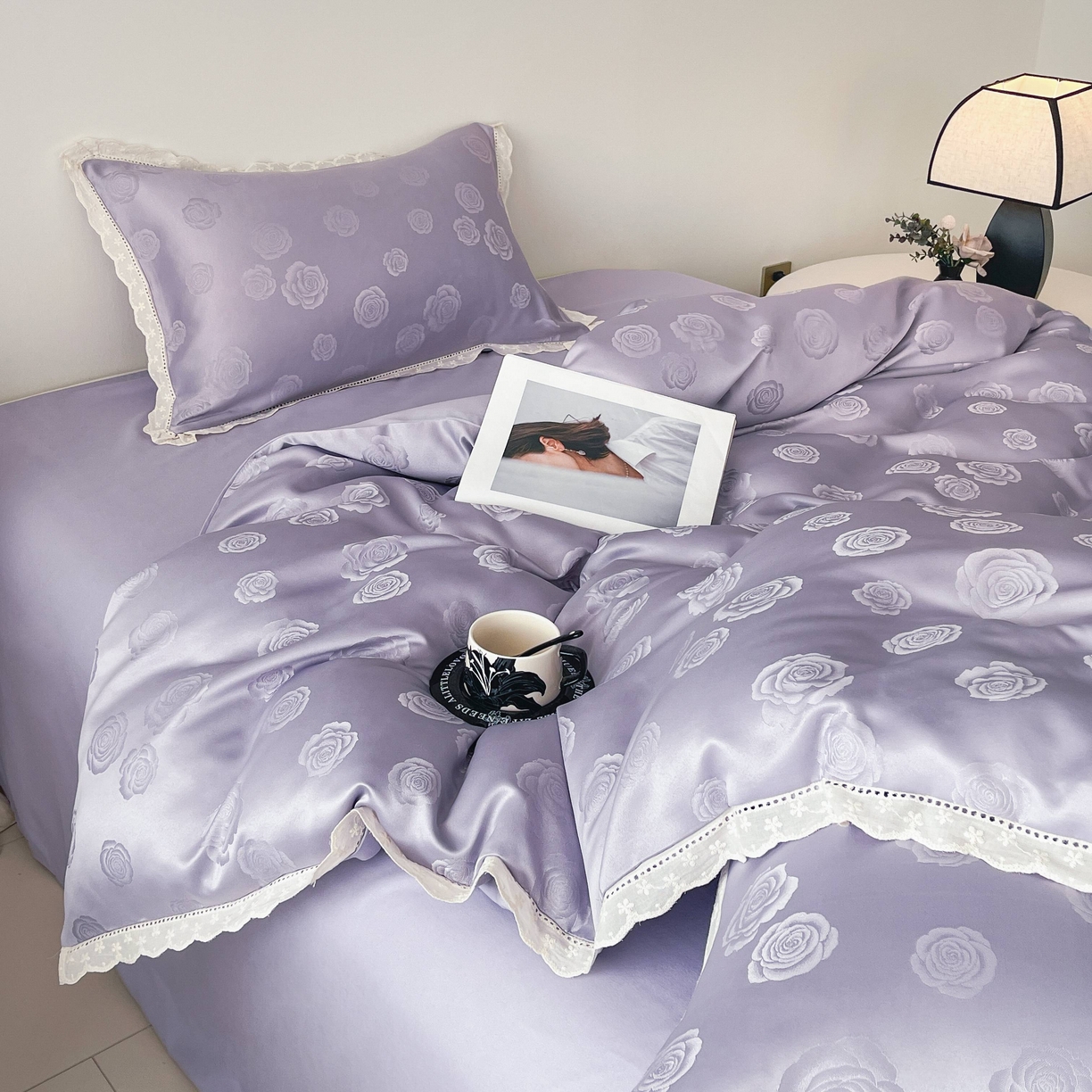 91家纺网 家纺一手货源 找家纺 大麦乐田 2026春夏新款贡缎提花花边双拼四件套 玫瑰 初恋紫