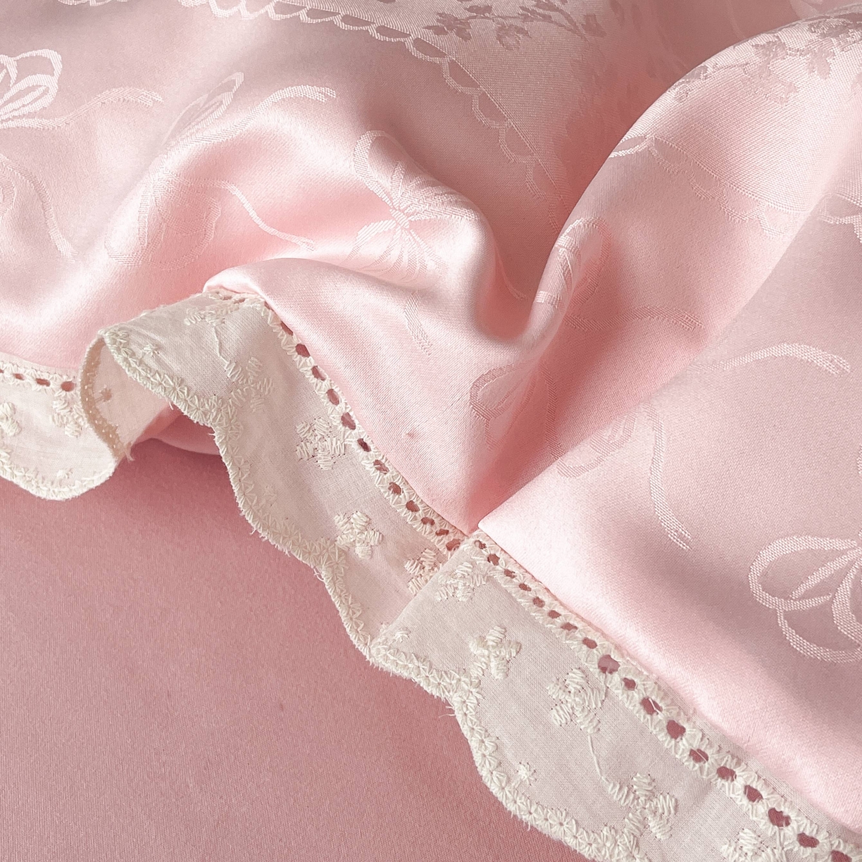 91家纺网 家纺一手货源 找家纺 大麦乐田 2026春夏新款贡缎提花花边双拼四件套 恬梦 香粉玉  