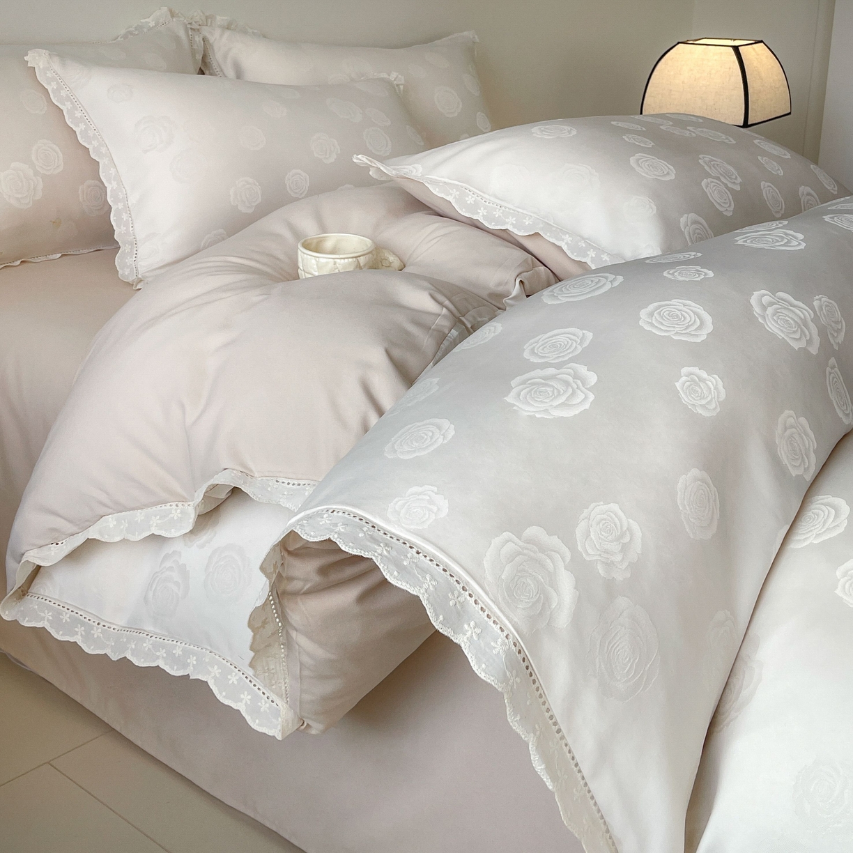 91家纺网 家纺一手货源 找家纺 大麦乐田 2026春夏新款贡缎提花花边双拼四件套 玫瑰 奶白米