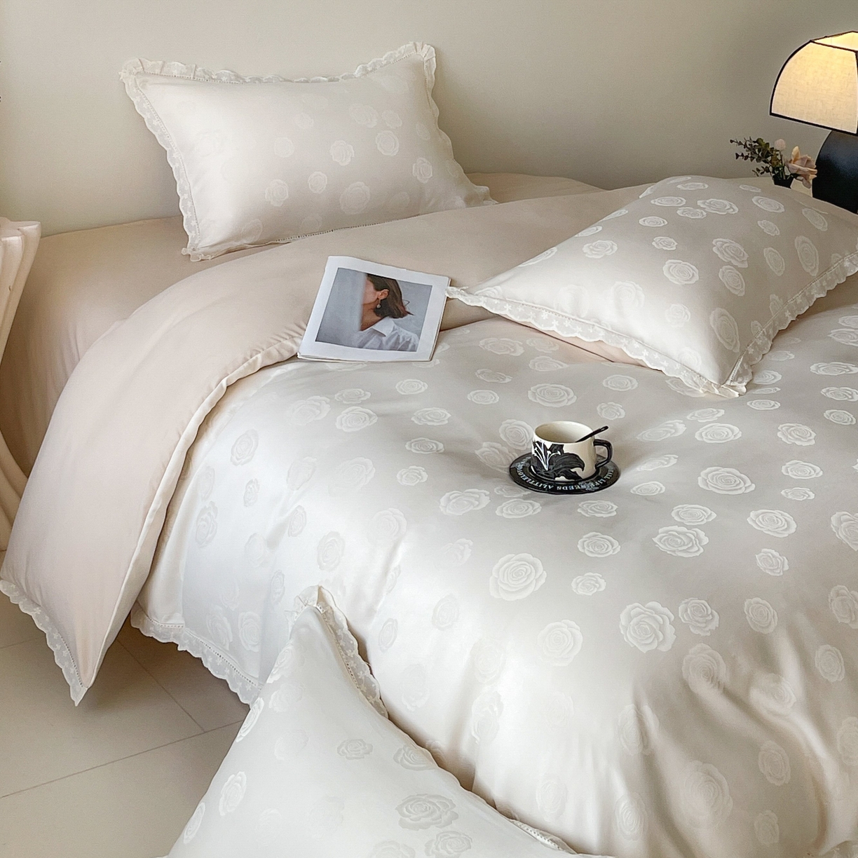 91家纺网 家纺一手货源 找家纺 大麦乐田 2026春夏新款贡缎提花花边双拼四件套 玫瑰 奶白米