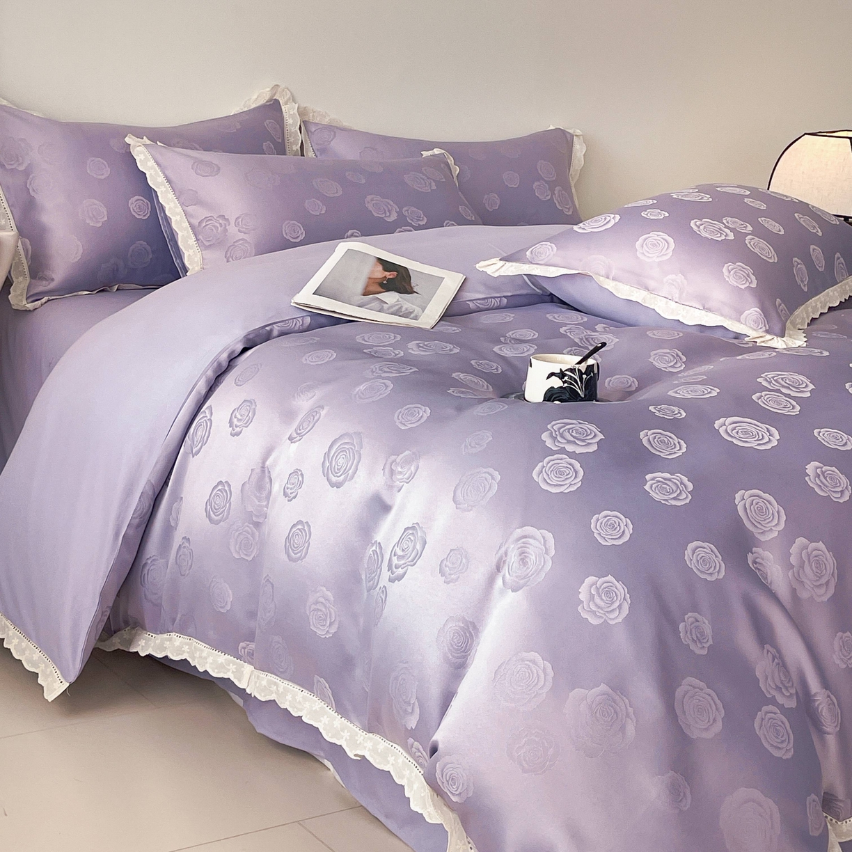 91家纺网 家纺一手货源 找家纺 大麦乐田 2026春夏新款贡缎提花花边双拼四件套 玫瑰 初恋紫