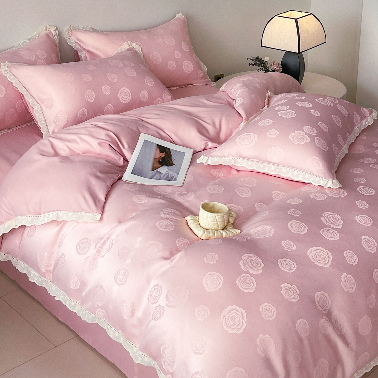 91家纺网 家纺一手货源 找家纺 大麦乐田 2026春夏新款贡缎提花花边双拼四件套 玫瑰 香粉玉