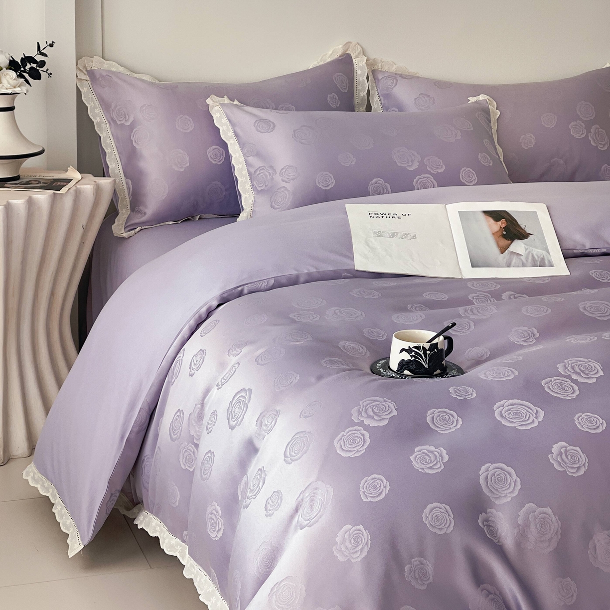 91家纺网 家纺一手货源 找家纺 大麦乐田 2026春夏新款贡缎提花花边双拼四件套 玫瑰 初恋紫