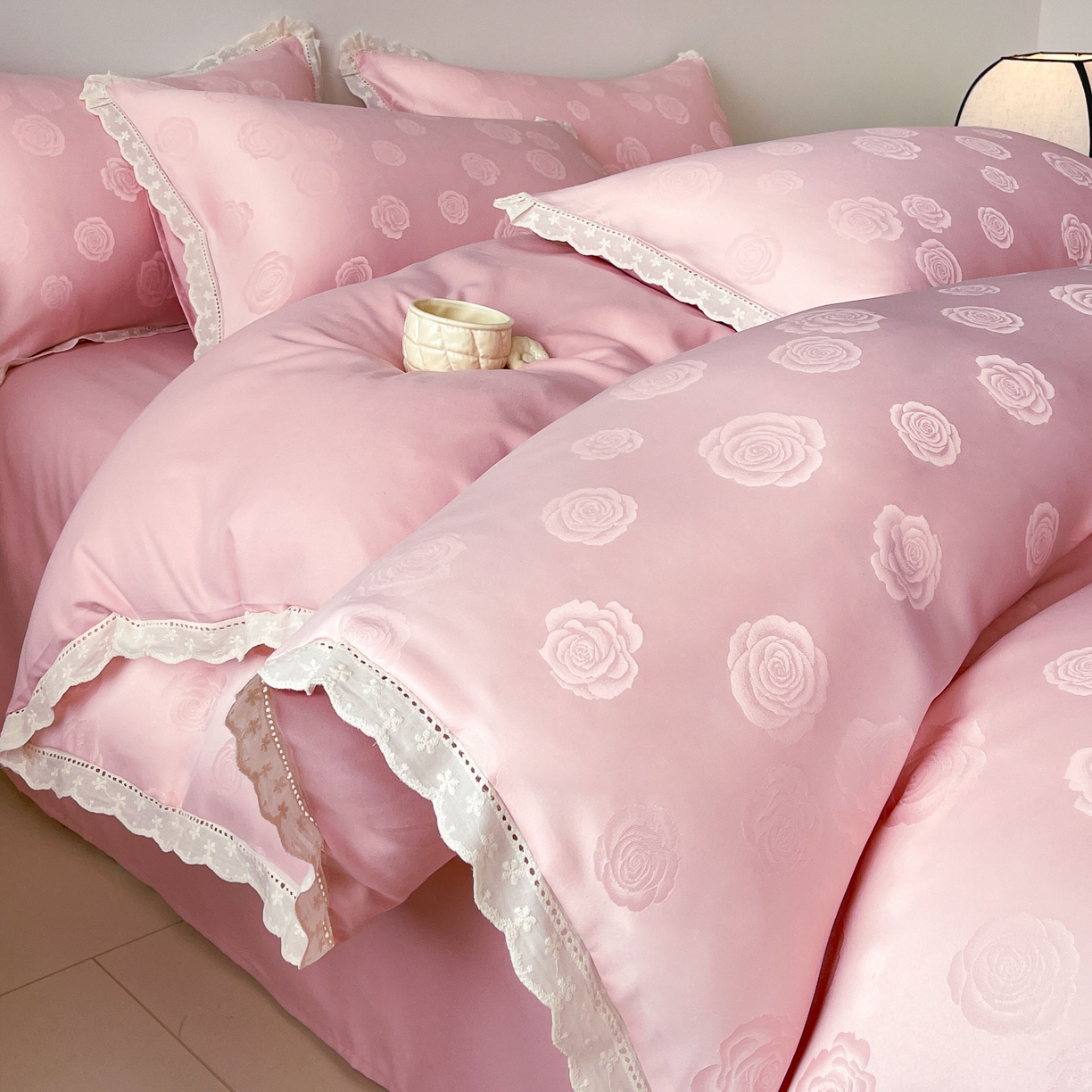 91家纺网 家纺一手货源 找家纺 大麦乐田 2026春夏新款贡缎提花花边双拼四件套 玫瑰 香粉玉