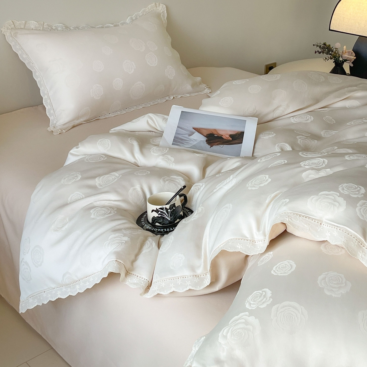 91家纺网 家纺一手货源 找家纺 大麦乐田 2026春夏新款贡缎提花花边双拼四件套 玫瑰 奶白米