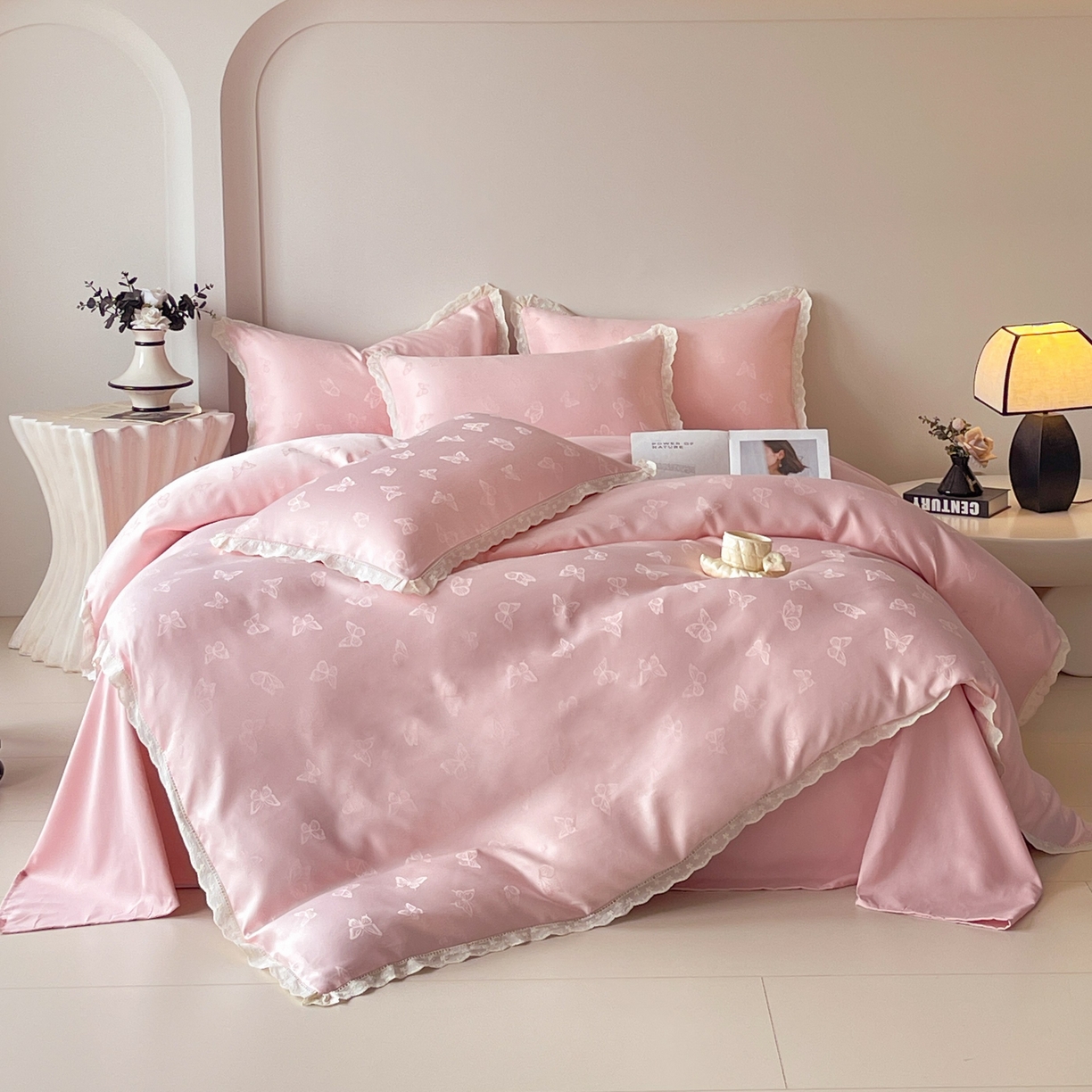 91家纺网 家纺一手货源 找家纺 大麦乐田 2026春夏新款贡缎提花花边双拼四件套 蝴蝶 香粉玉