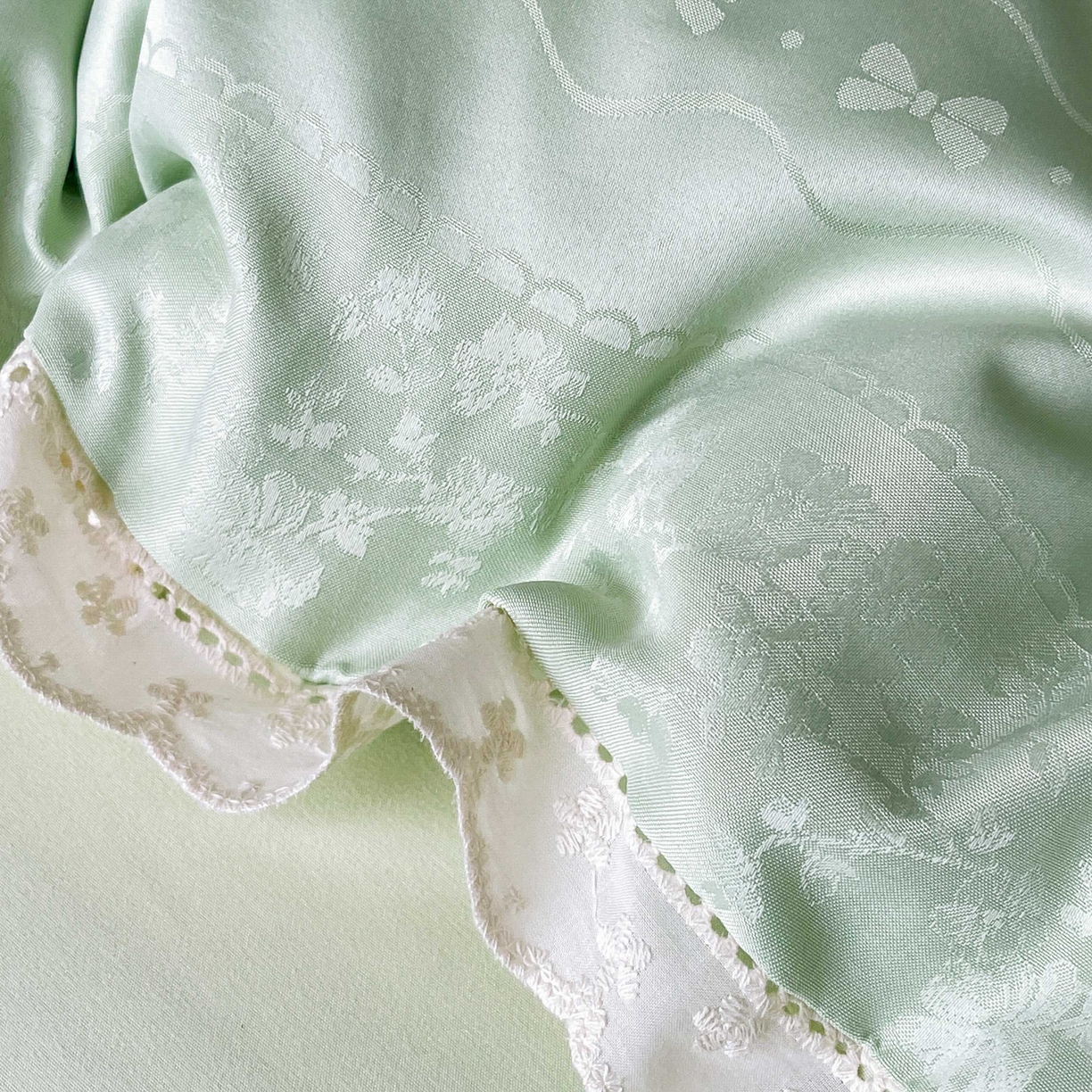 91家纺网 家纺一手货源 找家纺 大麦乐田 2026春夏新款贡缎提花花边双拼四件套 恬梦 奶油绿