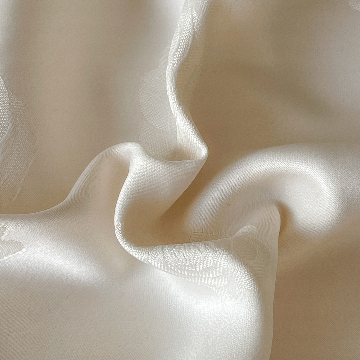 91家纺网 家纺一手货源 找家纺 大麦乐田 2026春夏新款贡缎提花花边双拼四件套 玫瑰 奶白米