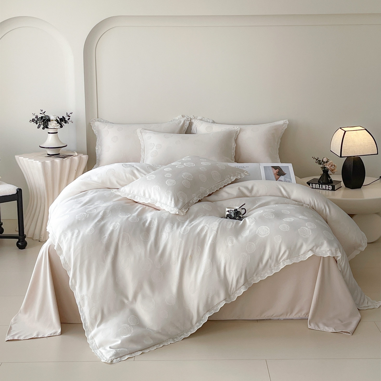 91家纺网 家纺一手货源 找家纺 大麦乐田 2026春夏新款贡缎提花花边双拼四件套 玫瑰 奶白米