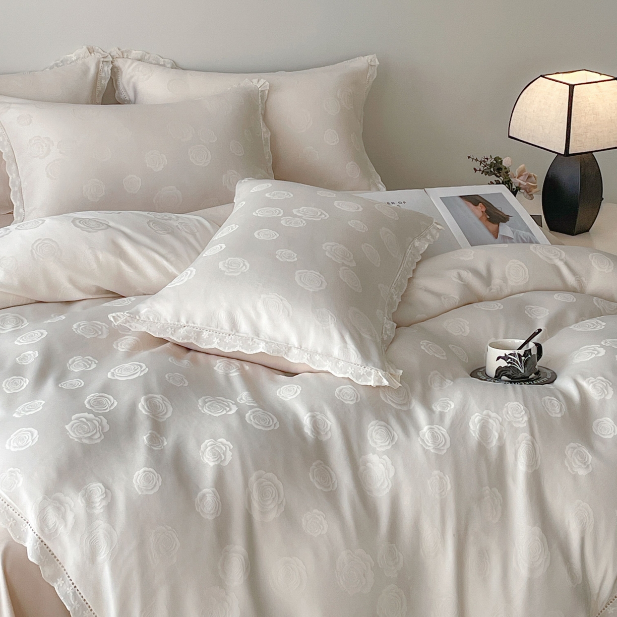 91家纺网 家纺一手货源 找家纺 大麦乐田 2026春夏新款贡缎提花花边双拼四件套 玫瑰 奶白米