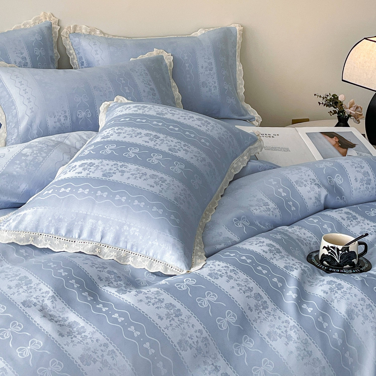 91家纺网 家纺一手货源 找家纺 大麦乐田 2026春夏新款贡缎提花花边双拼四件套 恬梦 山水兰