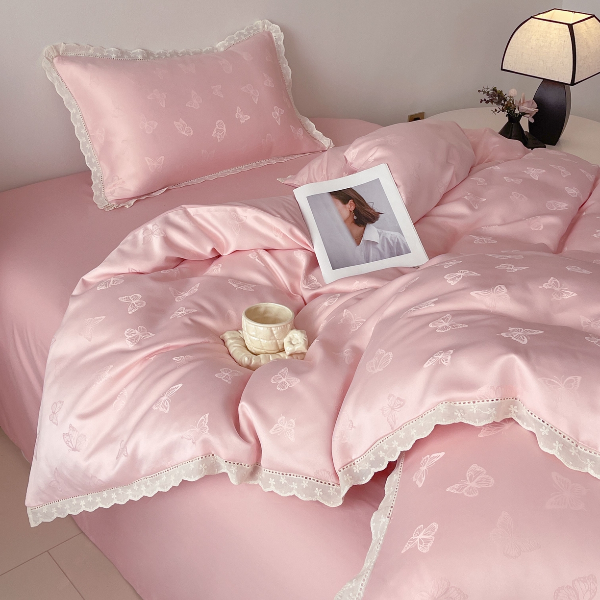 91家纺网 家纺一手货源 找家纺 大麦乐田 2026春夏新款贡缎提花花边双拼四件套 蝴蝶 香粉玉