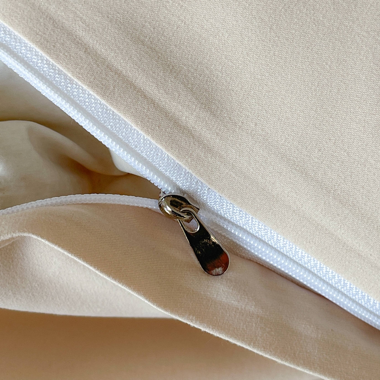 91家纺网 家纺一手货源 找家纺 大麦乐田 2026春夏新款贡缎提花花边双拼四件套 玫瑰 奶白米